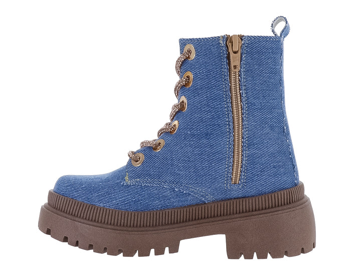 Botas infantiles de mezclilla color azul cielo con suela gruesa marrón y cordones.