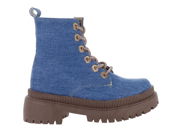 Bota de mezclilla color azul cielo con suela track gruesa en color marrón y cordones.