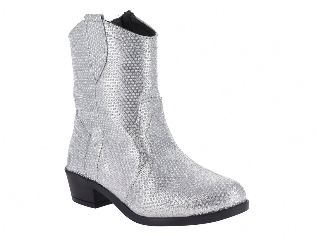 Bota vaquera color plata con acabado metálico texturizado y suela negra.