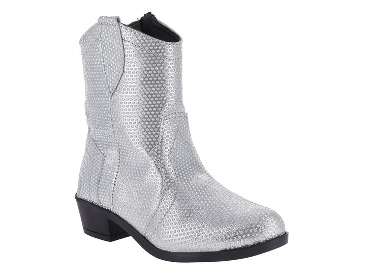 Bota vaquera color plata con textura brillante y suela negra.