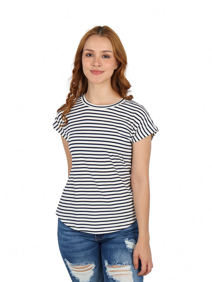 Mujer vistiendo blusa de rayas horizontales blancas y azul marino con cuello redondo y manga corta.