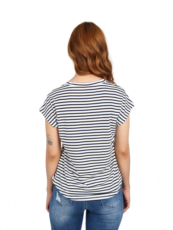 Mujer vistiendo blusa de rayas horizontales blancas y azul marino con cuello redondo y manga corta.