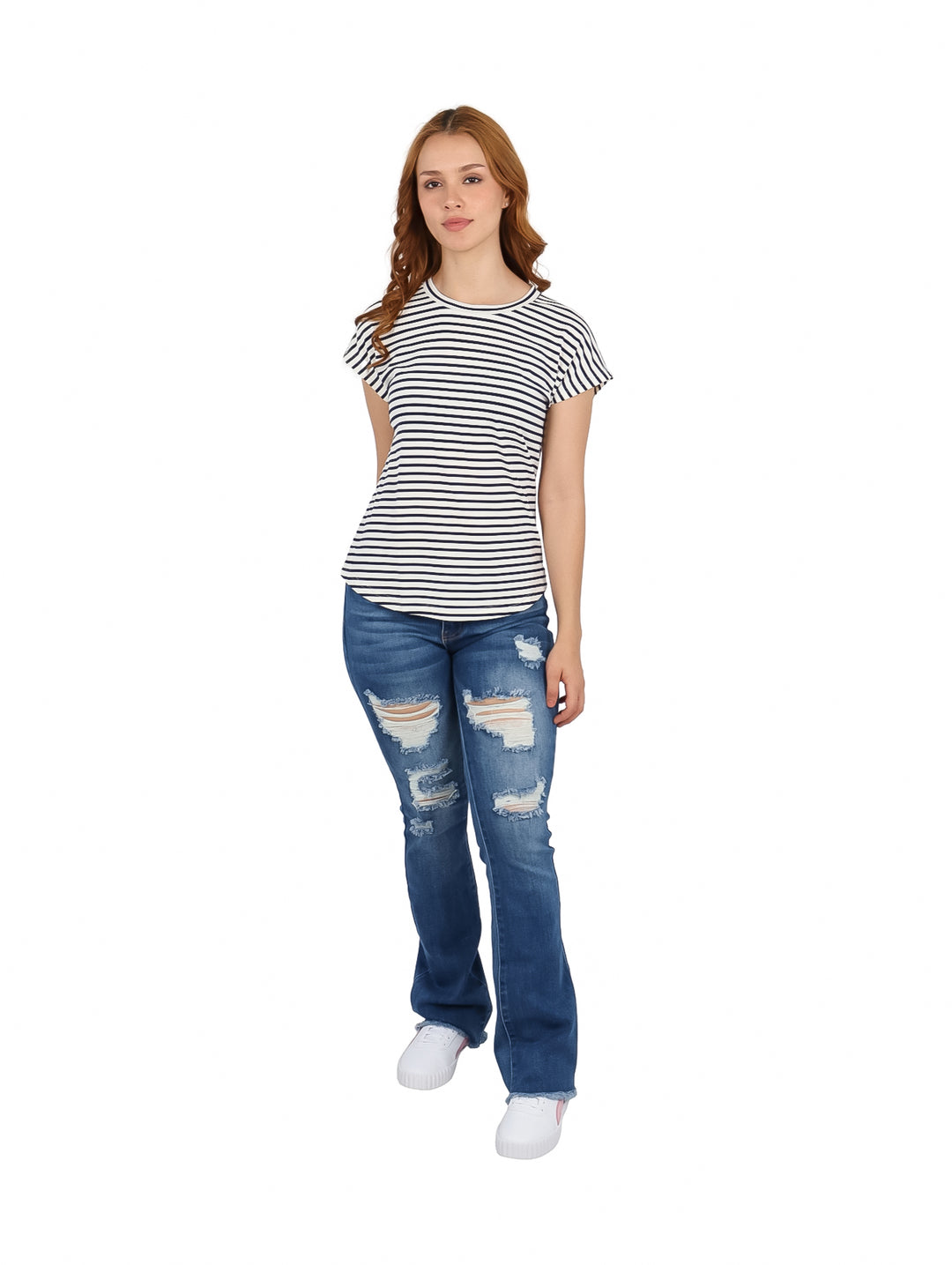 Mujer vistiendo blusa de rayas horizontales blancas y azul marino con cuello redondo y manga corta.