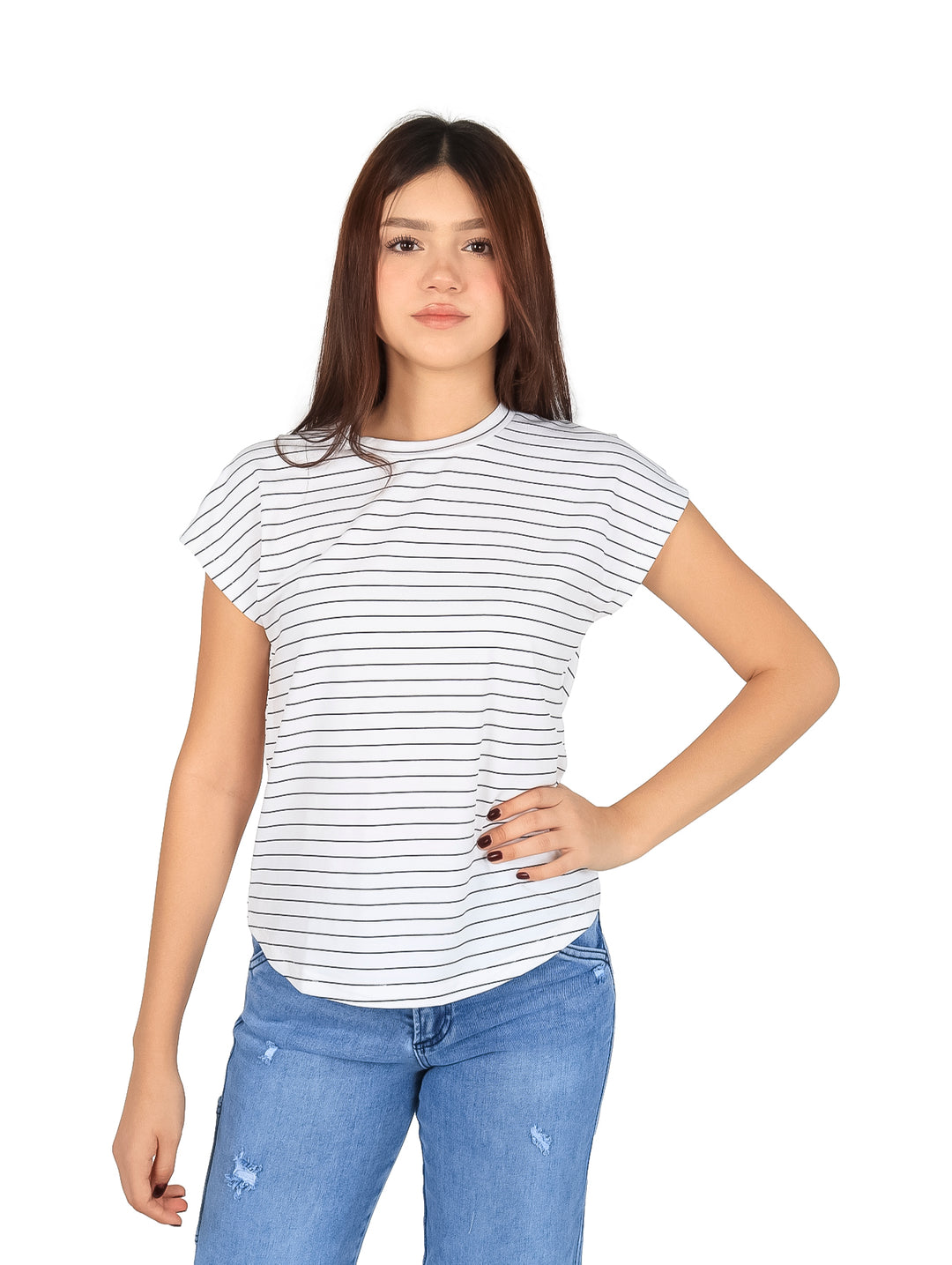 Mujer vistiendo blusa blanca con rayas negras horizontales y pantalones vaqueros azules.