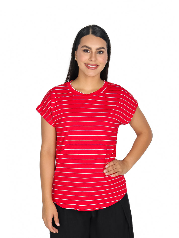 Blusa roja con rayas horizontales blancas, manga corta y cuello redondo.