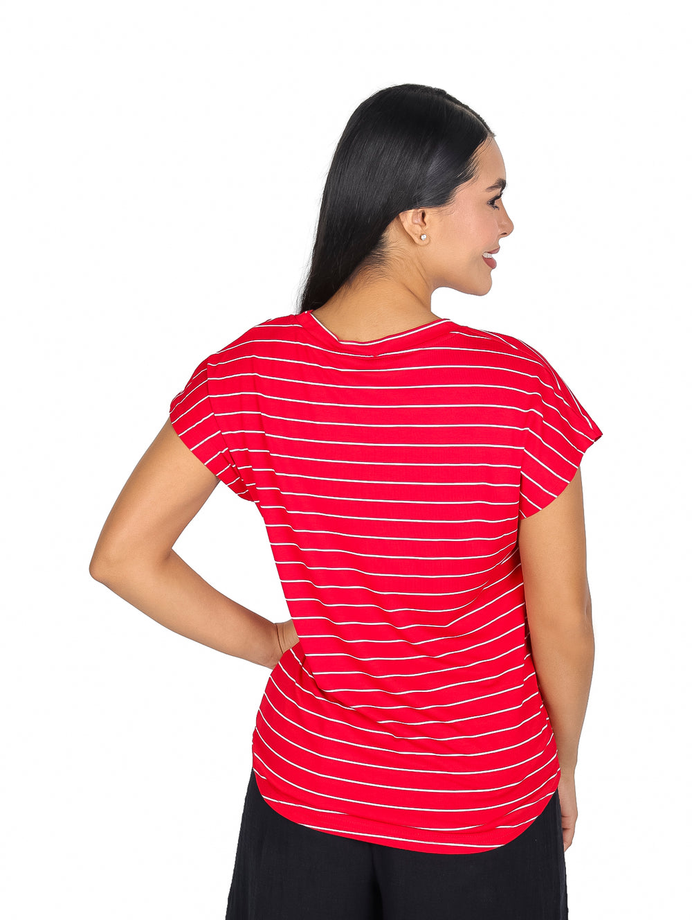 Blusa roja con rayas horizontales blancas, manga corta y cuello redondo.