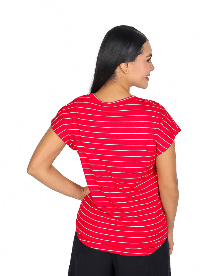 Blusa roja con rayas horizontales blancas, manga corta y cuello redondo.