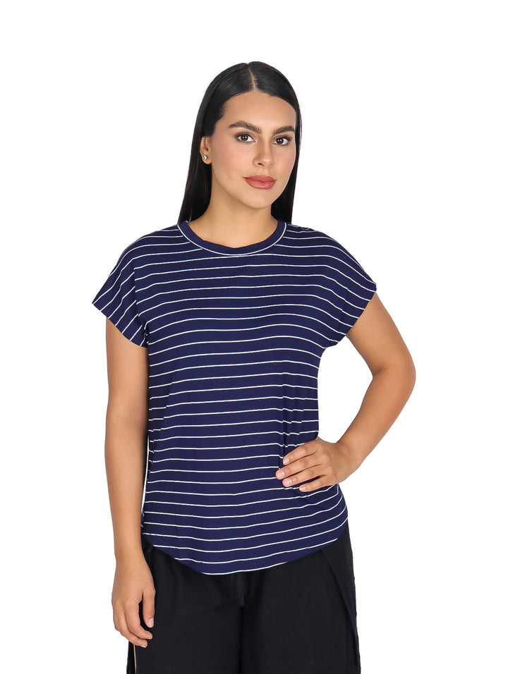 Mujer vistiendo una blusa de rayas horizontales en color azul marino y blanco.