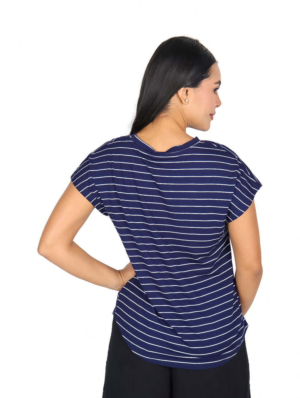 Mujer vistiendo una blusa de rayas horizontales en color azul marino y blanco.
