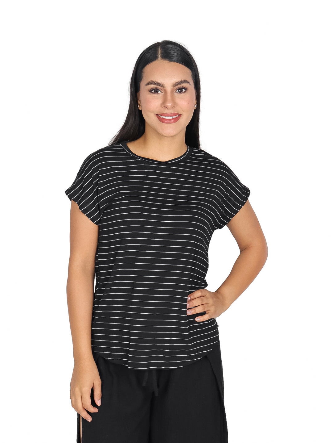 Mujer vistiendo blusa negra con rayas horizontales blancas de manga corta y cuello redondo.