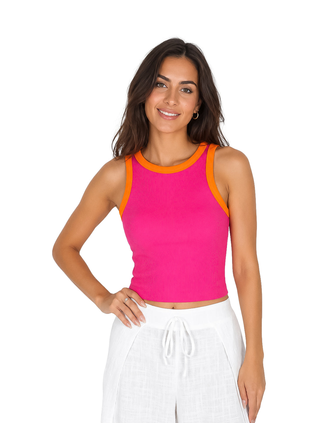 Mujer vistiendo un top ajustado color fucsia con bordes naranjas y pantalones blancos.