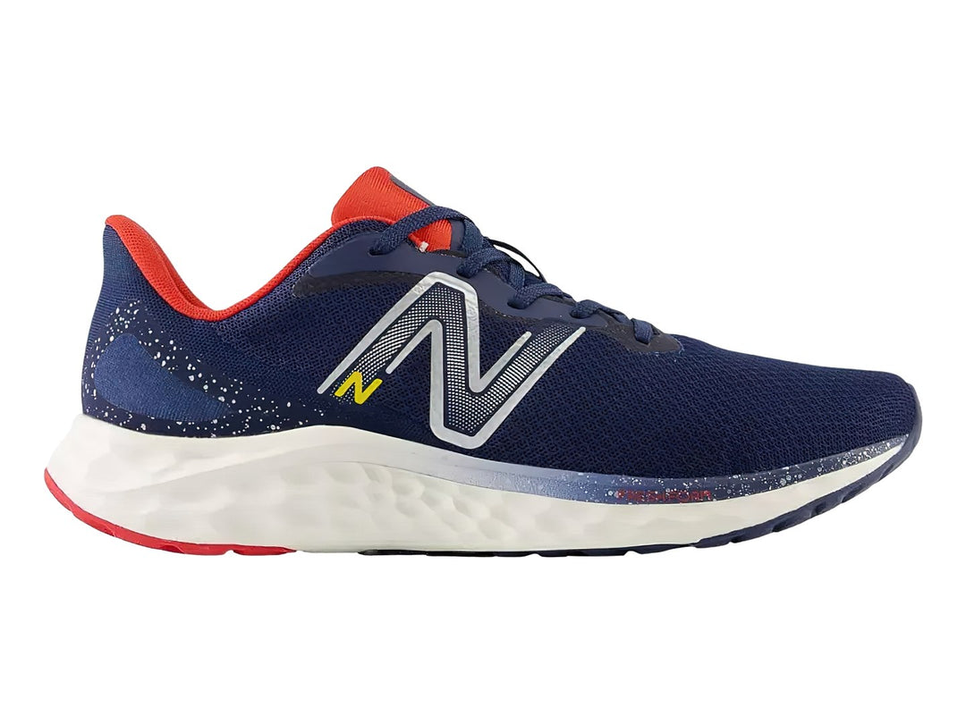 Tenis New Balance Arishi en color azul marino con detalles en rojo y suela blanca.