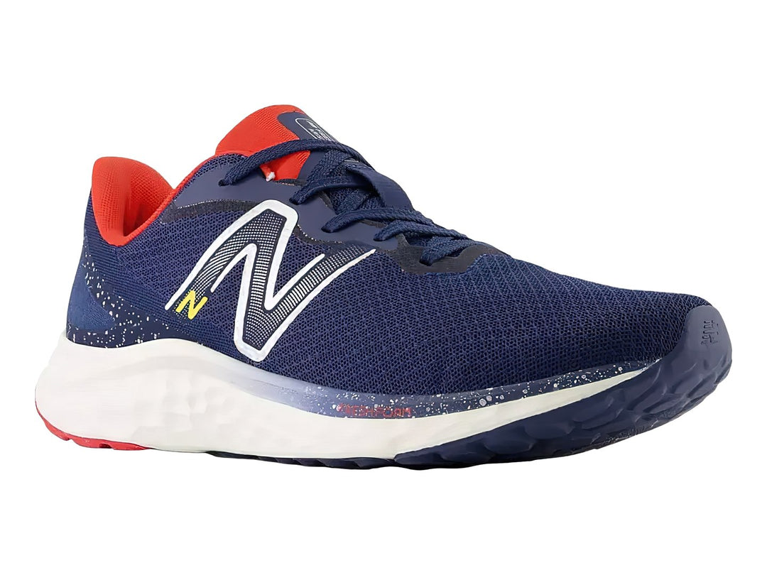 Tenis New Balance Arishi en color azul marino con detalles en rojo y suela blanca.