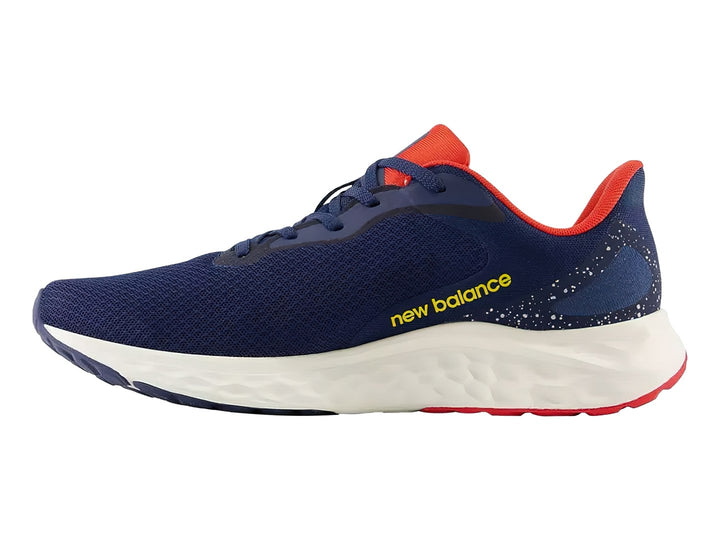 Tenis New Balance Arishi en color azul marino con detalles en rojo y suela blanca.