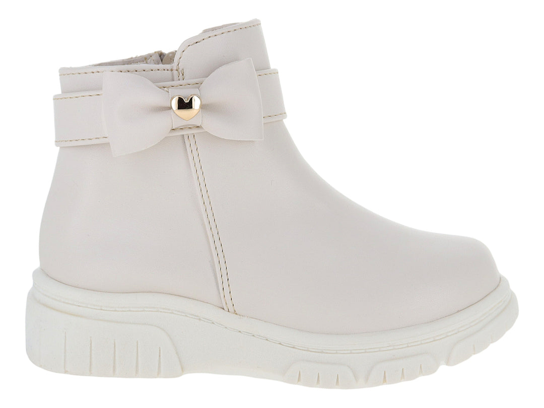 Botas color latte para niña con detalle de moño y corazón dorado en el tobillo y suela blanca gruesa.