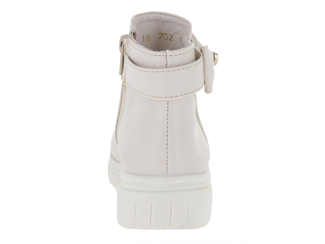 Botas color latte para niña con detalle de moño y corazón dorado en el tobillo y suela blanca gruesa.