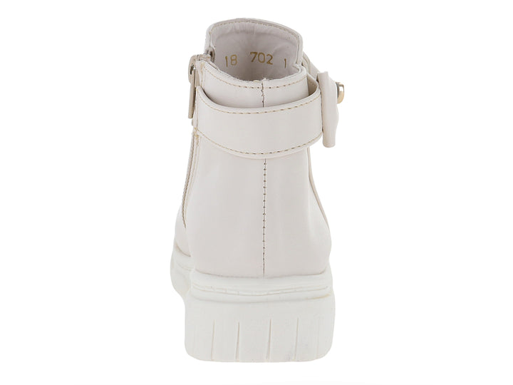 Botas color latte para niña con detalle de moño y corazón dorado en el tobillo y suela blanca gruesa.