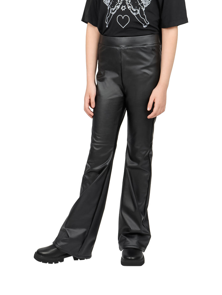 Pantalón negro de piel sintética para niño o niña con corte amplio y acabado brillante.