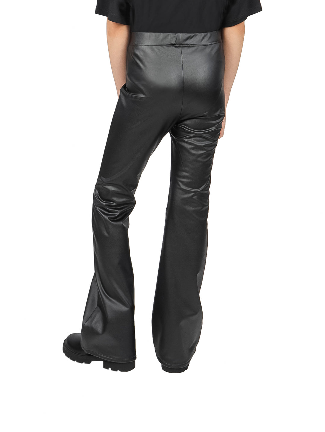 Pantalón negro de piel sintética para niño o niña con corte amplio y acabado brillante.