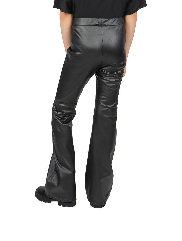 Pantalón negro de piel sintética para niño o niña con corte amplio y acabado brillante.