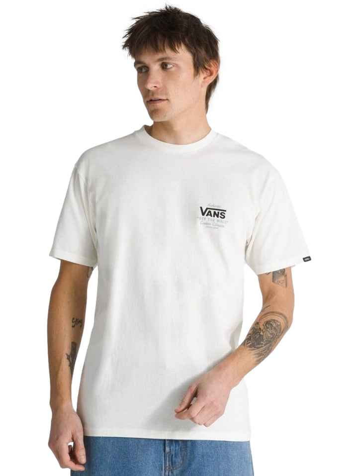 Hombre vistiendo playera blanca de manga corta marca Vans con logotipo en el pecho.