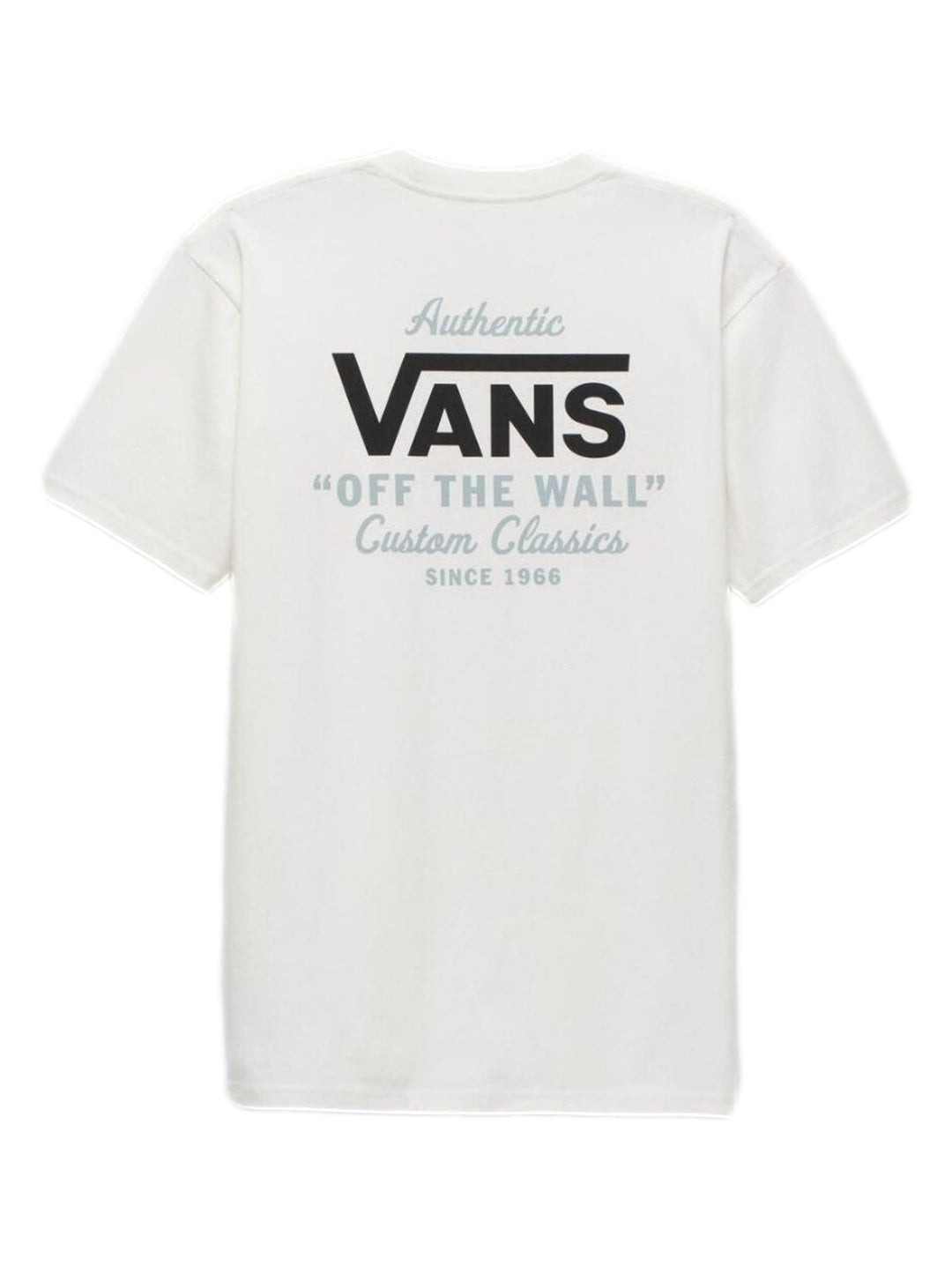 Hombre vistiendo playera blanca de manga corta marca Vans con logotipo en el pecho.