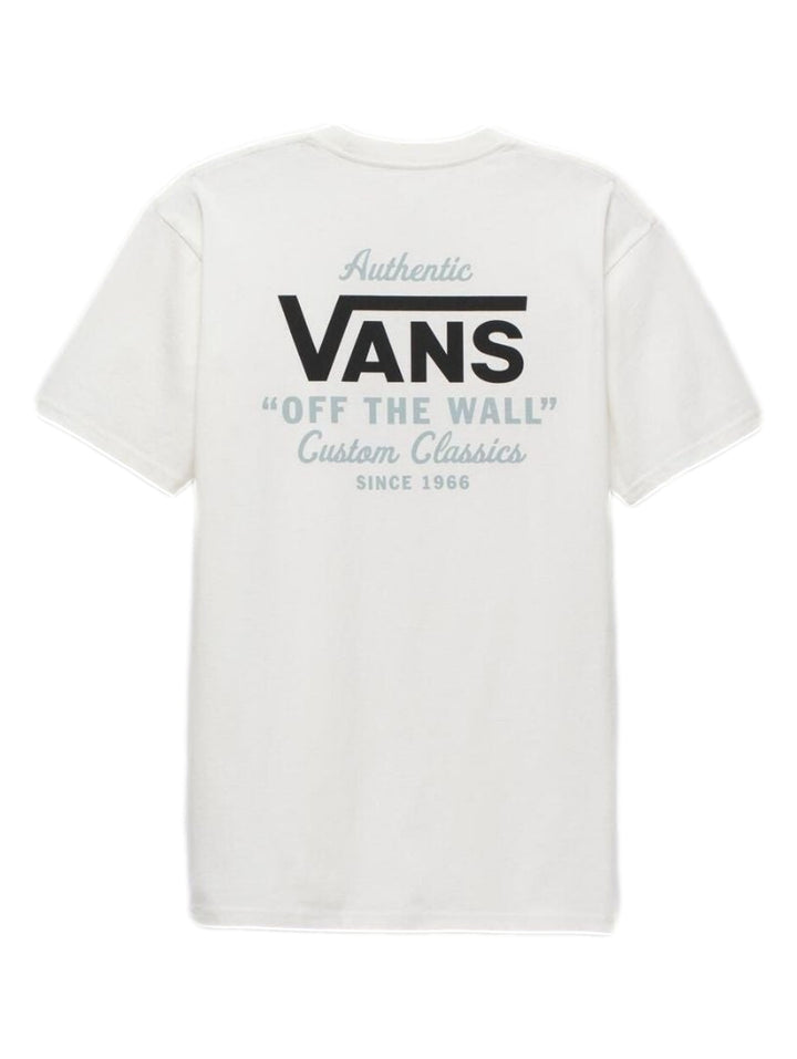 Hombre vistiendo playera blanca de manga corta marca Vans con logotipo en el pecho.