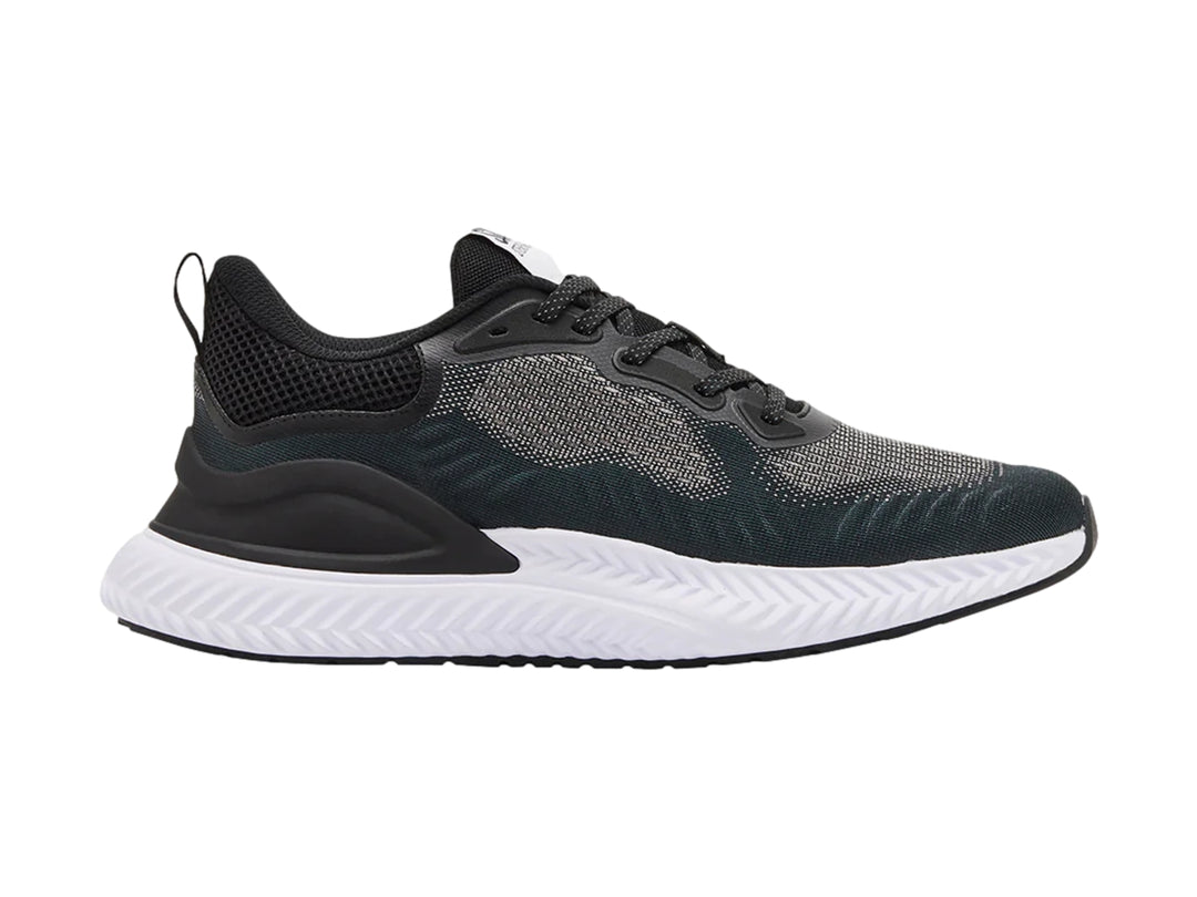 Tenis Steve Madden modelo Slater en color negro y gris con suela blanca gruesa.