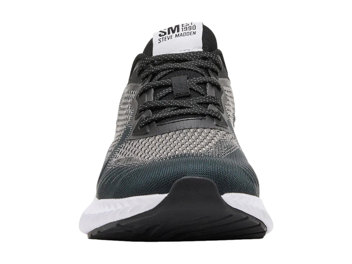 Tenis Steve Madden modelo Slater en color negro y gris con suela blanca gruesa.