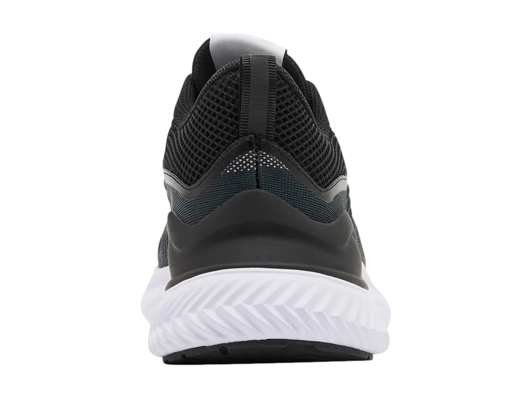 Tenis Steve Madden modelo Slater en color negro y gris con suela blanca gruesa.