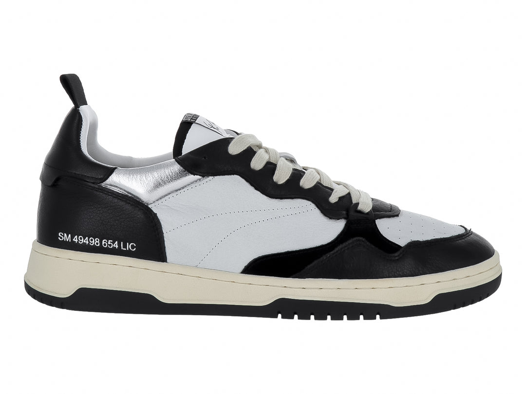 Tenis Steve Madden Easton en colores blanco y negro con detalles plateados y suela blanca.