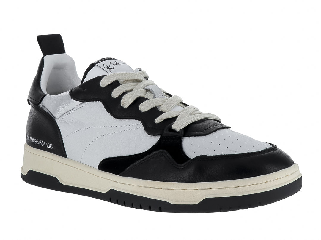Tenis Steve Madden Easton en colores blanco y negro con detalles plateados y suela blanca.