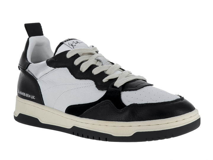 Tenis Steve Madden Easton en colores blanco y negro con detalles plateados y suela blanca.