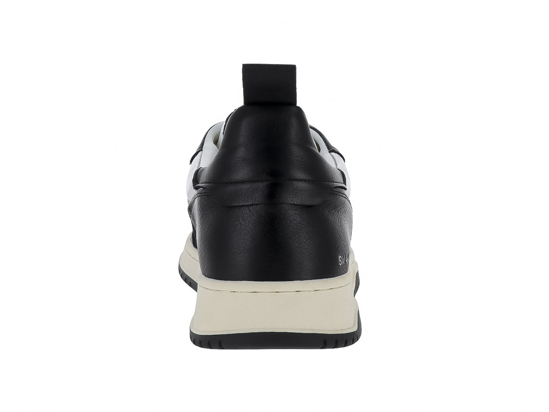 Tenis Steve Madden Easton en colores blanco y negro con detalles plateados y suela blanca.