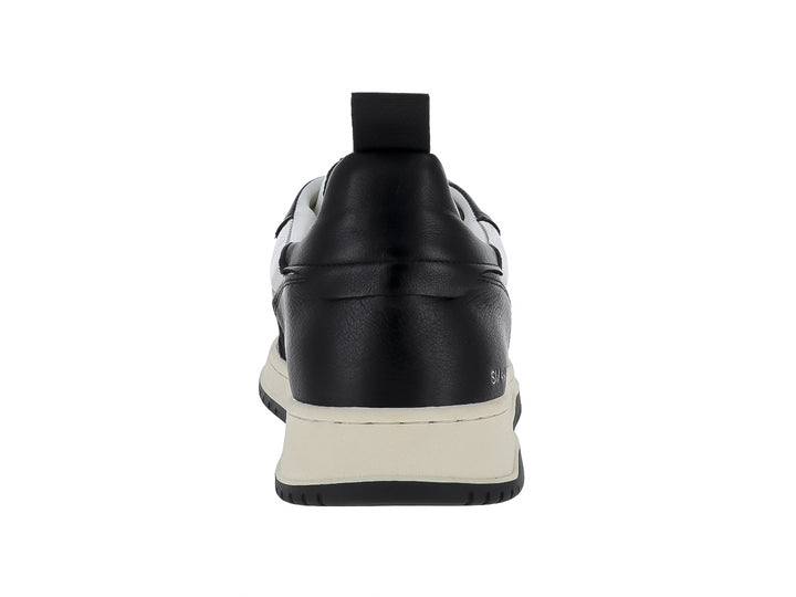 Tenis Steve Madden Easton en colores blanco y negro con detalles plateados y suela blanca.