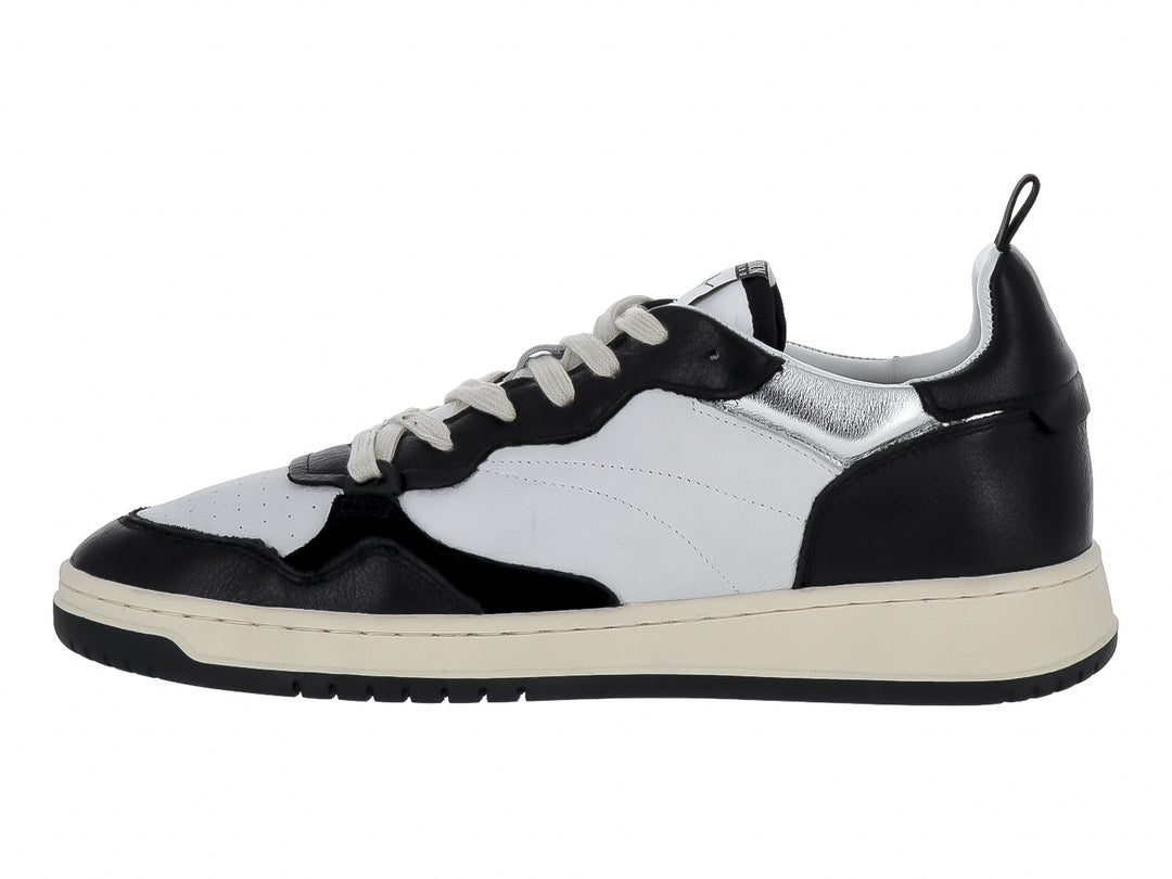 Tenis Steve Madden Easton en colores blanco y negro con detalles plateados y suela blanca.