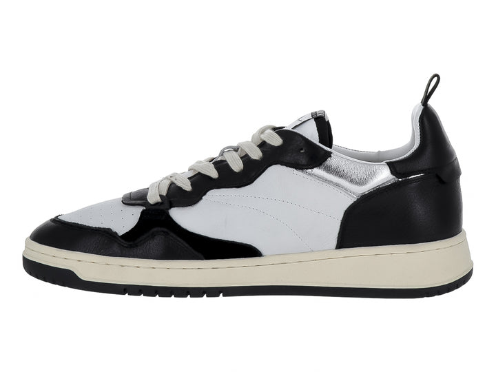 Tenis Steve Madden Easton en colores blanco y negro con detalles plateados y suela blanca.