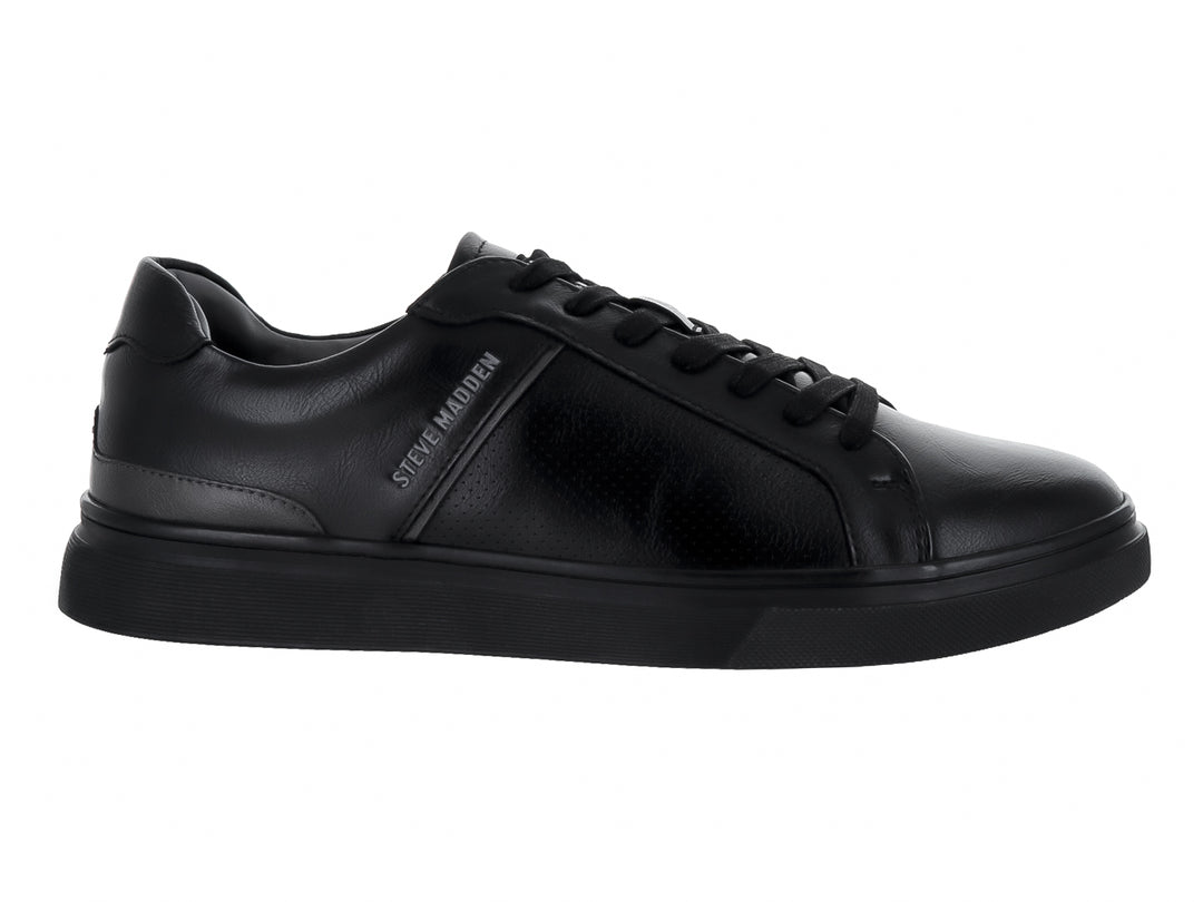 Tenis Steve Madden color negro, diseño minimalista de corte bajo con suela plana y acabado liso.