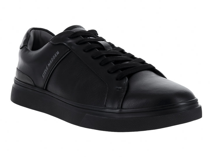 Tenis Steve Madden color negro, diseño minimalista de corte bajo con suela plana y acabado liso.