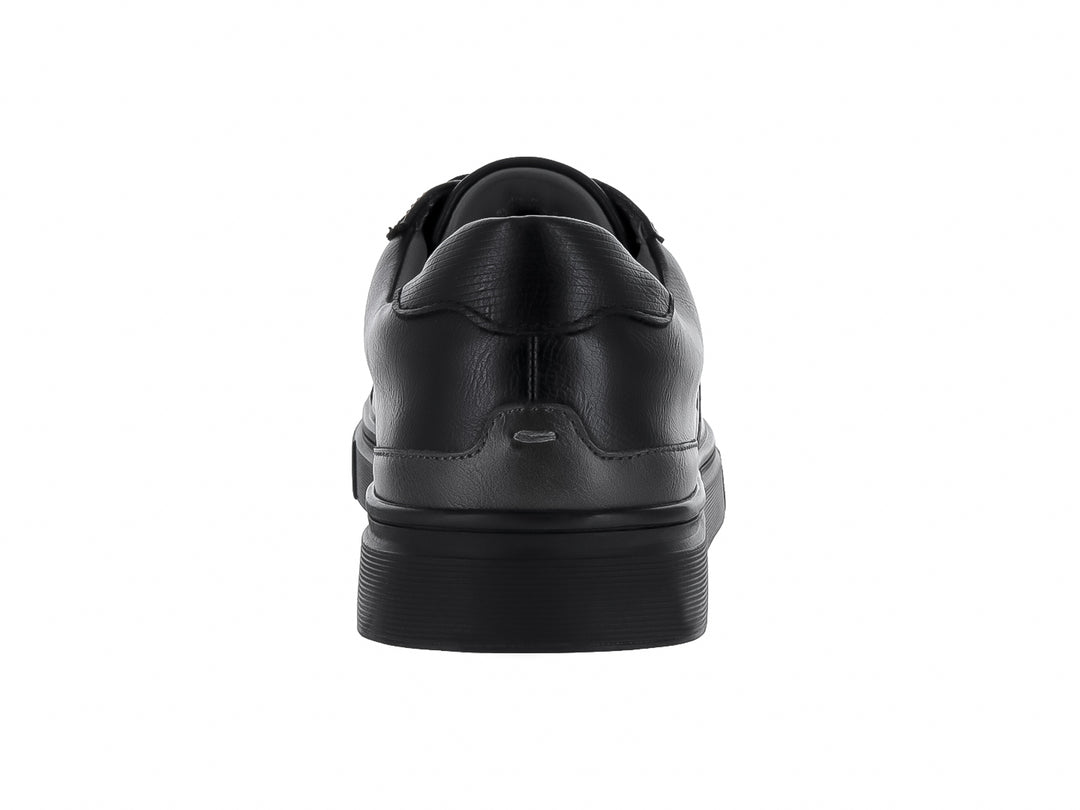 Tenis Steve Madden color negro, diseño minimalista de corte bajo con suela plana y acabado liso.