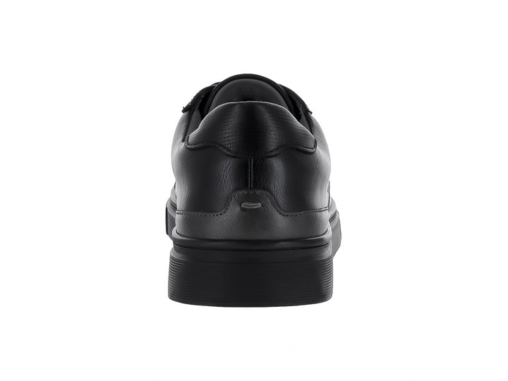 Tenis Steve Madden color negro, diseño minimalista de corte bajo con suela plana y acabado liso.