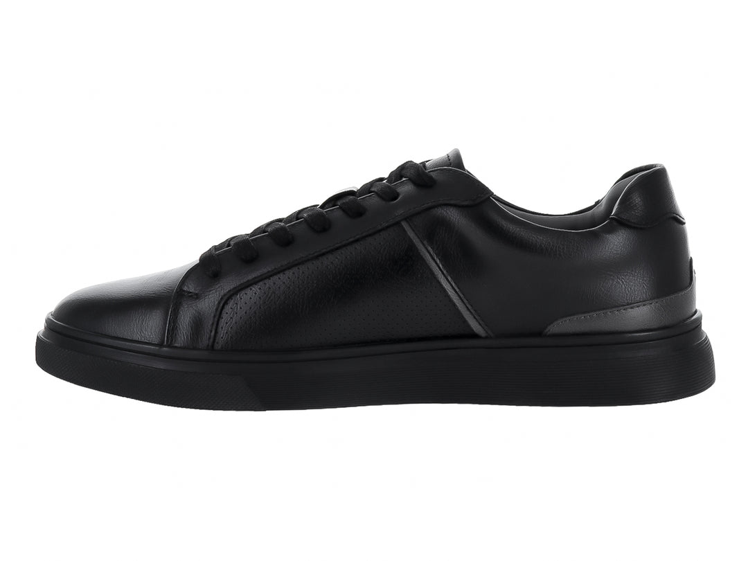 Tenis Steve Madden color negro, diseño minimalista de corte bajo con suela plana y acabado liso.