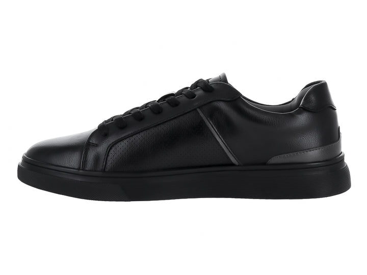 Tenis Steve Madden color negro, diseño minimalista de corte bajo con suela plana y acabado liso.