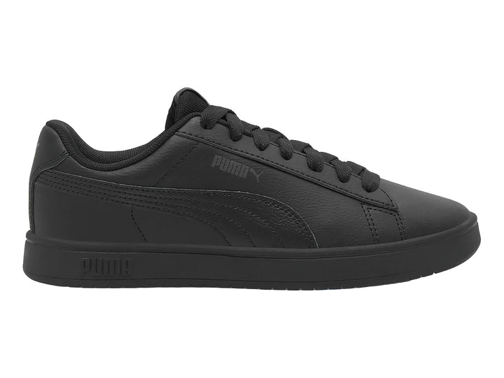 Tenis PUMA Rickie Classic JR en color negro sólido con suela y cordones a juego para niño.