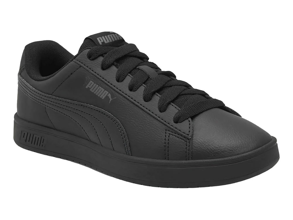 Tenis PUMA Rickie Classic JR en color negro sólido con suela y cordones a juego para niño.