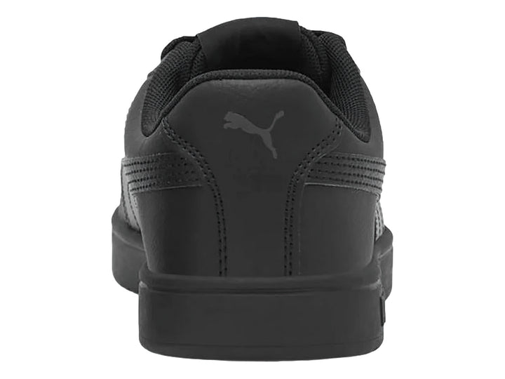 Tenis PUMA Rickie Classic JR en color negro sólido con suela y cordones a juego para niño.
