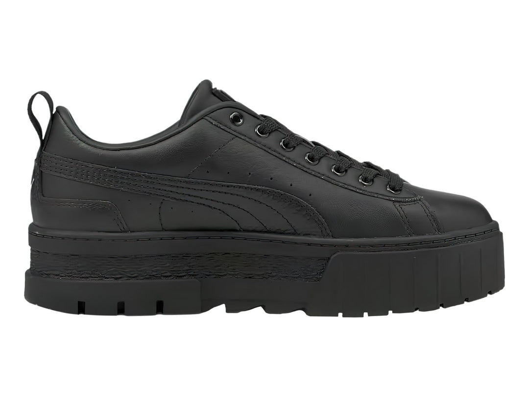 Tenis PUMA Mayze Classic color negro con suela de plataforma gruesa y acabado mate.