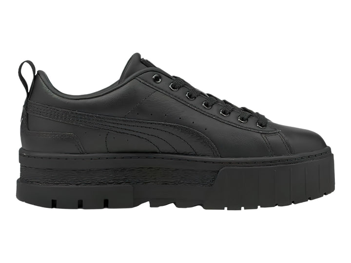 Tenis PUMA Mayze Classic color negro con suela de plataforma gruesa y acabado mate.