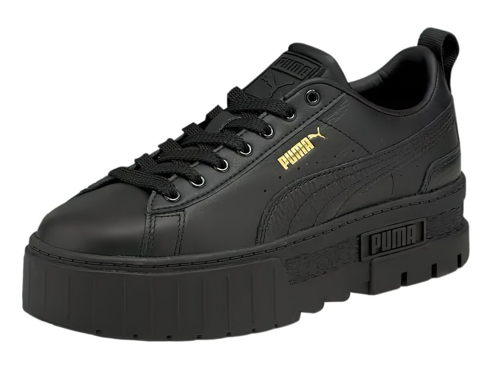 Tenis PUMA Mayze Classic color negro con suela de plataforma gruesa y acabado mate.