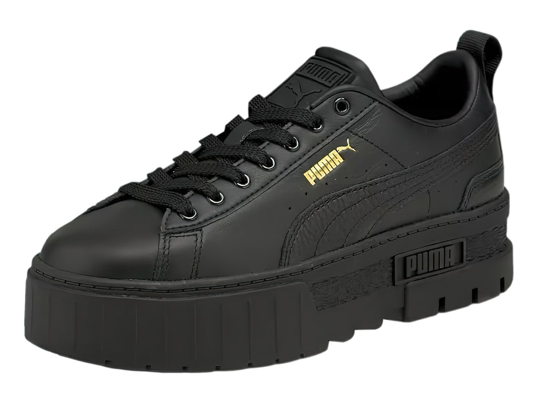 Tenis PUMA Mayze Classic color negro con suela de plataforma gruesa y acabado mate.
